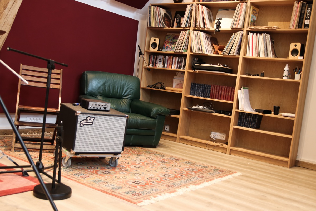 Bibliothèque et coin détente du live room au Studio Deffand