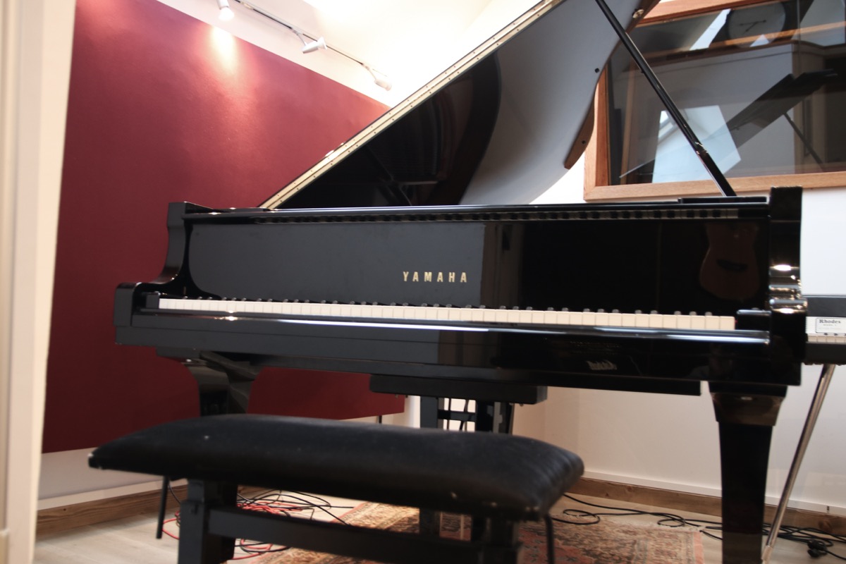 Piano Yamaha C5 dans la live room du studio d'enregistrement au Deffand