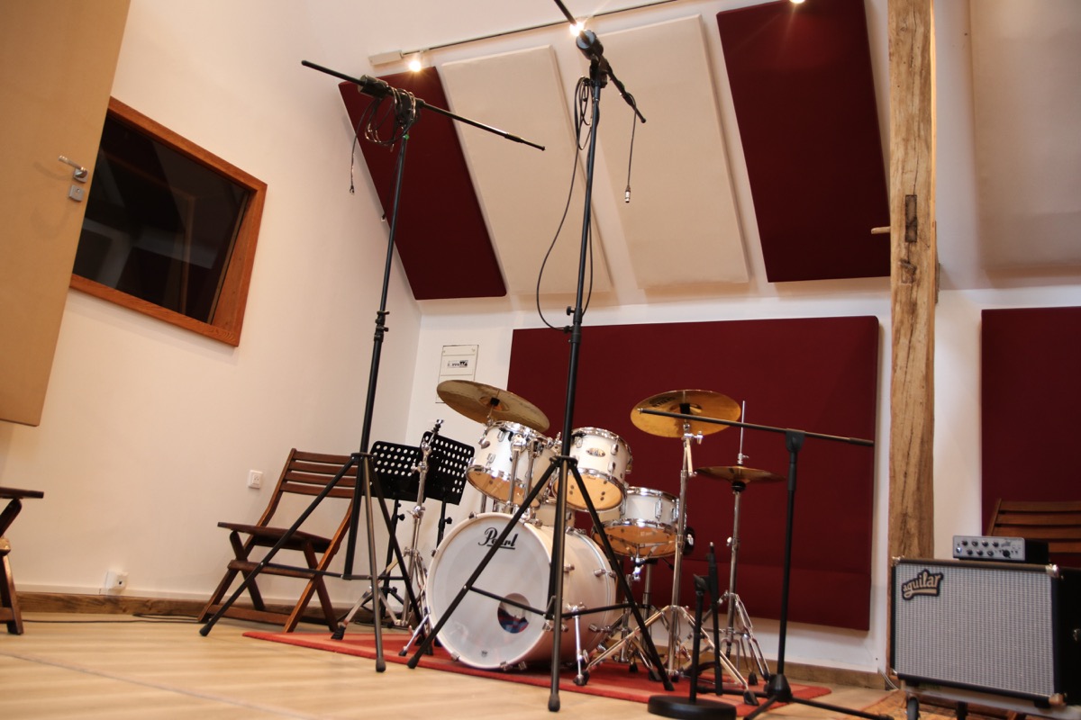 Batterie Pearl dans la live room du studio d'enregistrement au Deffand