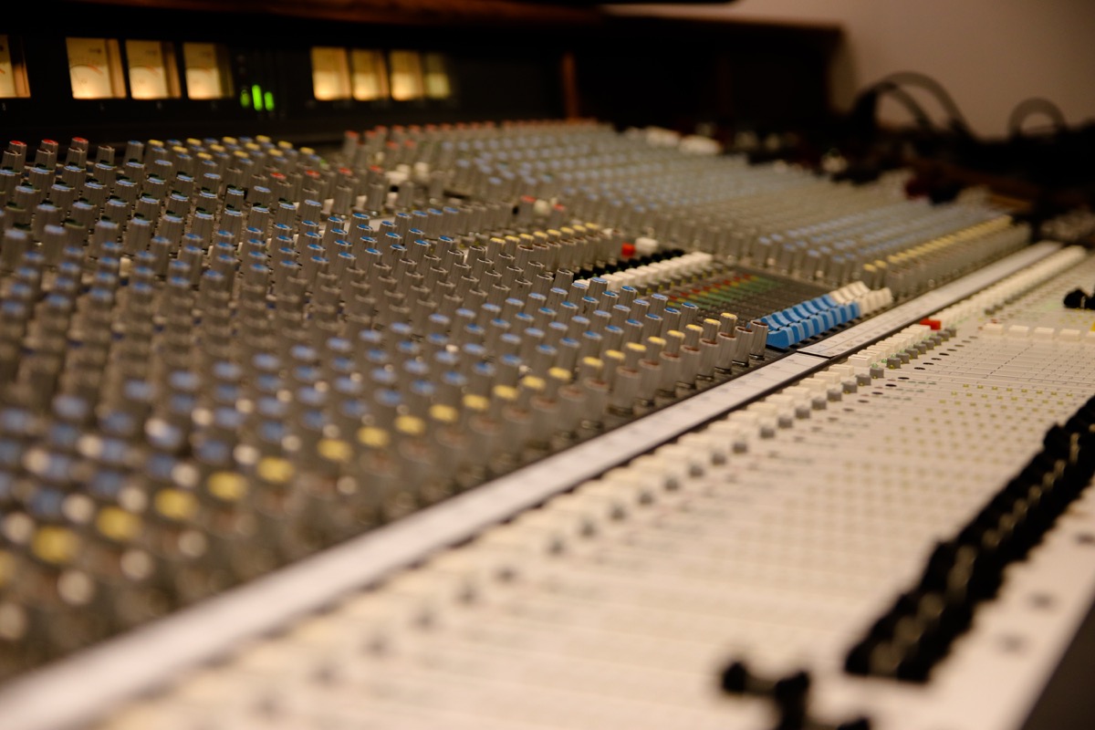 Console mixage son à la régie du Studio Deffand