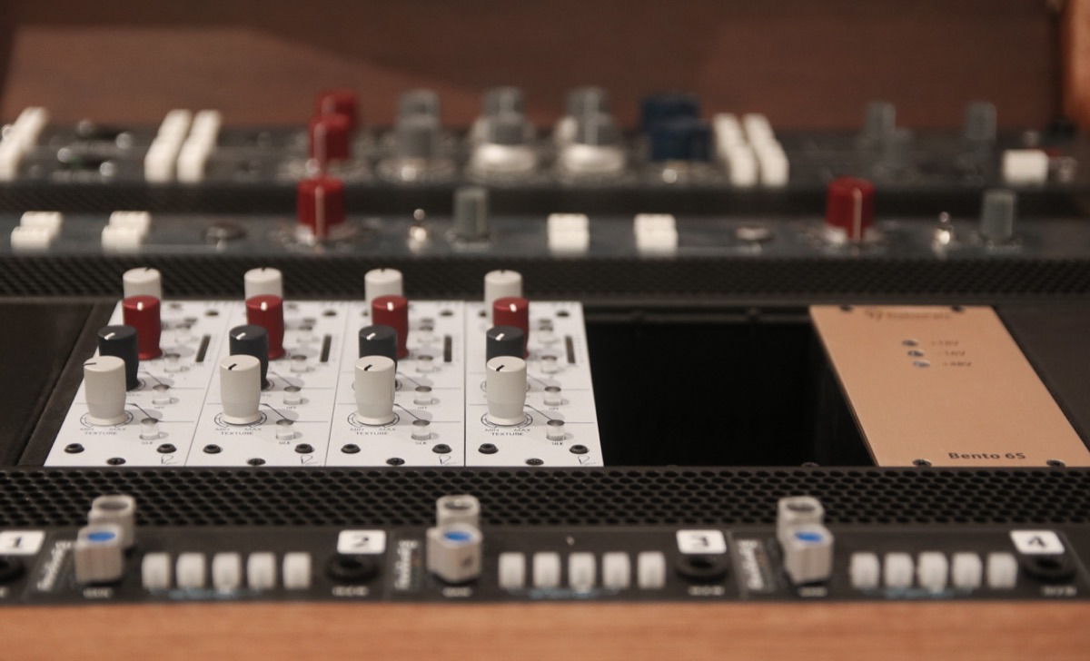 Console mixage son de la régie du Studio Deffand