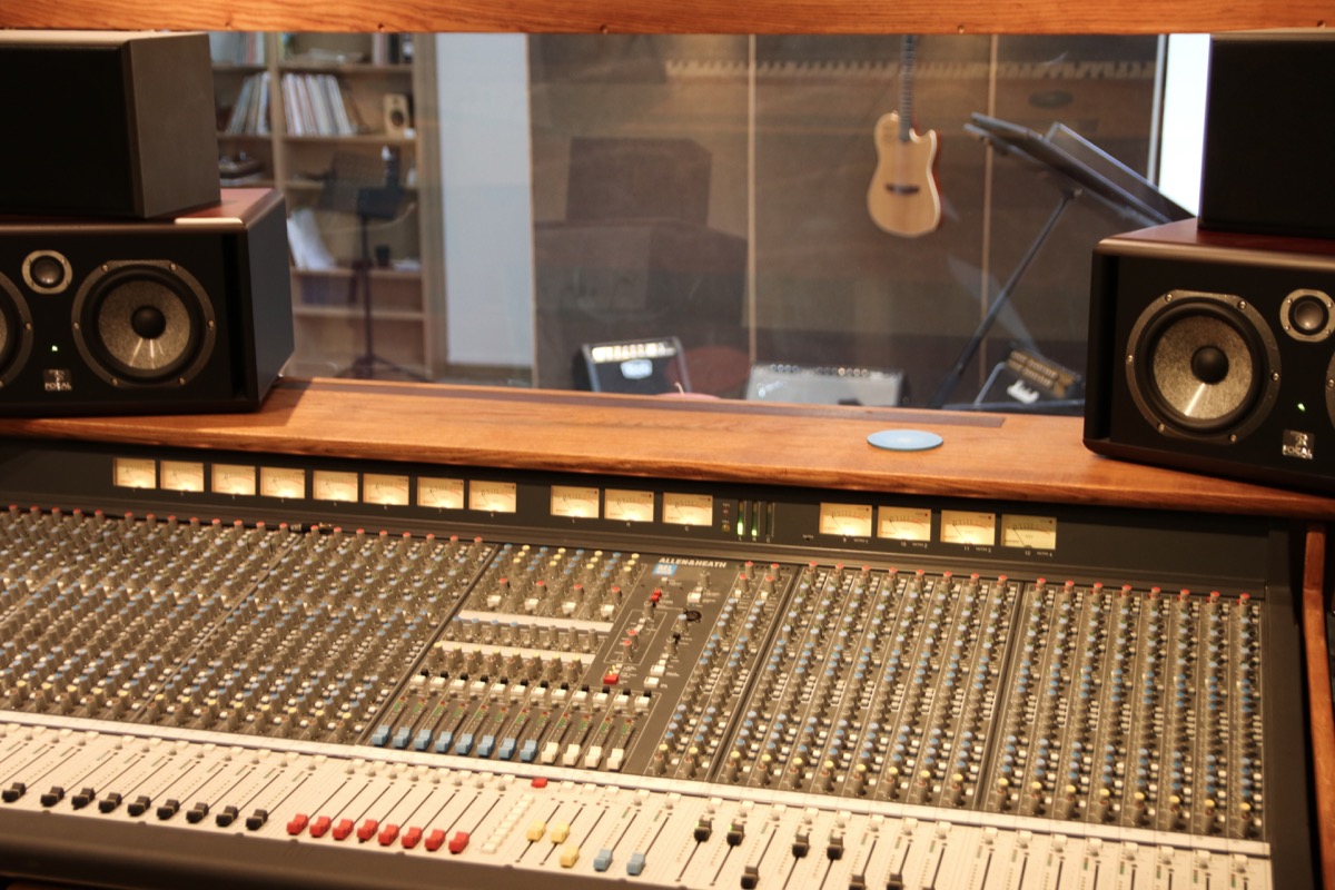 Console de mixage du studio d'enregistrement chez Studio Deffand