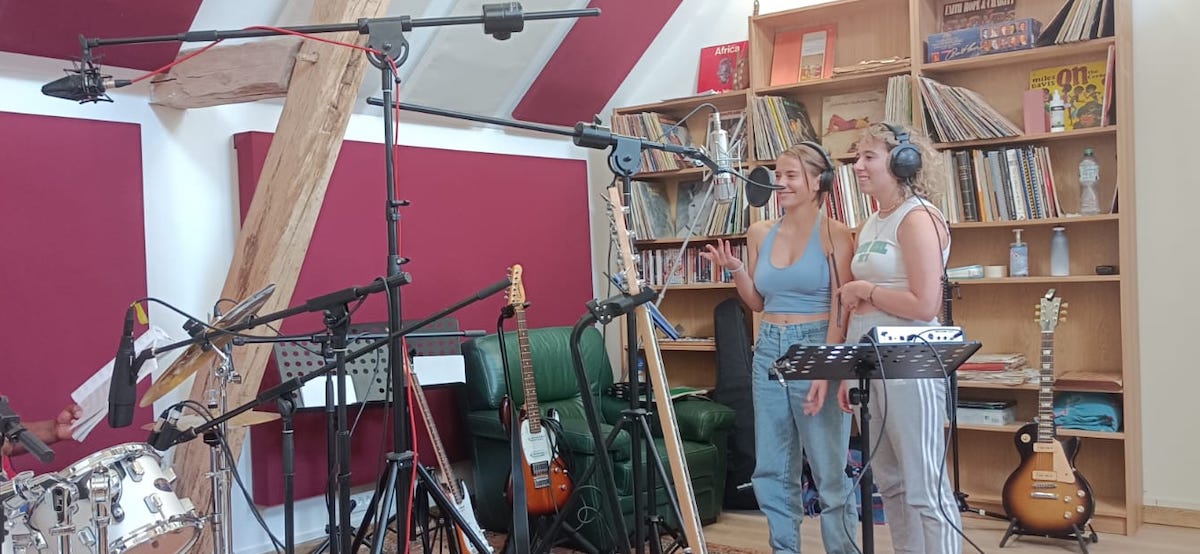 Session d'enregistrement de deux jeunes femmes dans la live room du Studio Deffand