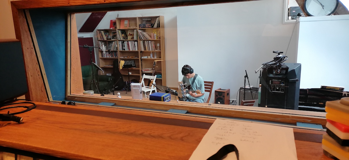 Vue sur la live room du Studio Deffand depuis la régie.