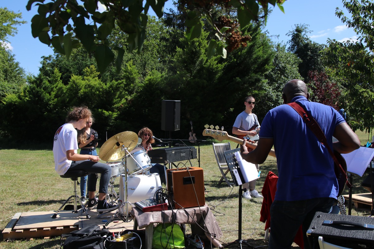 Stage musical dans le parc du Studio Deffand