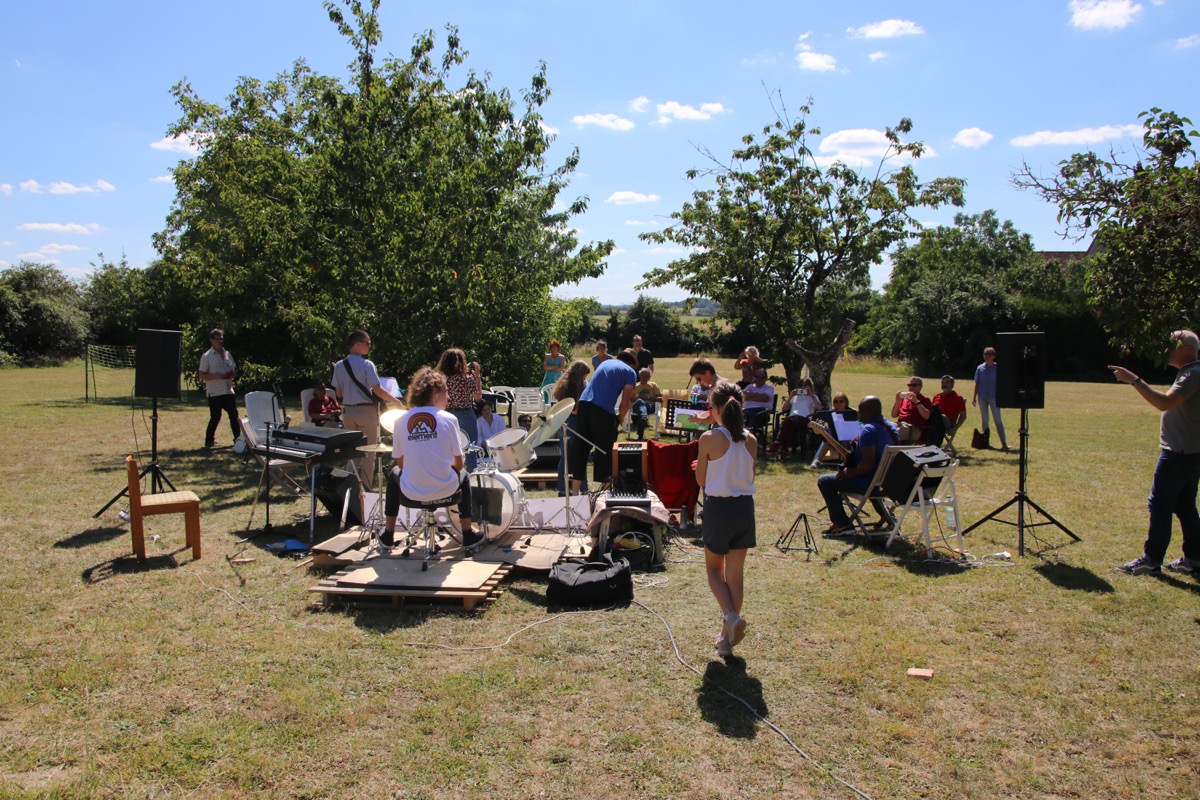 Stage musical dans le parc du Studio Deffand