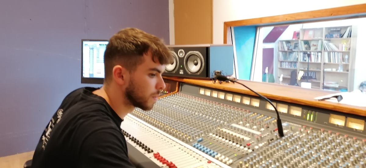 Valentin, ingénieur du son dans la régie du Studio Deffand